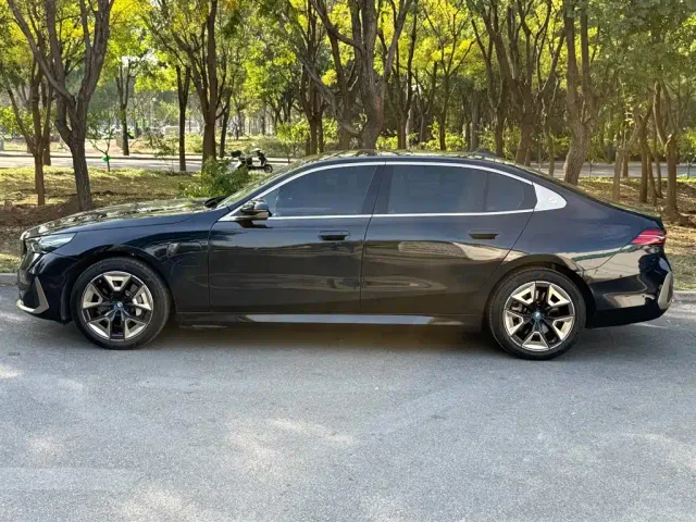 BMW i5 — Фото автомобиля 3