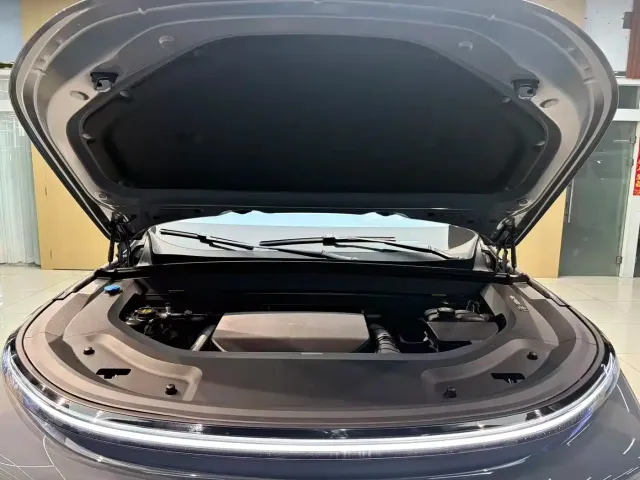 Li Auto L8 — Фото автомобиля 5