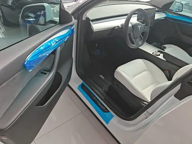 Tesla Model Y — Фото автомобиля 15