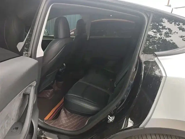 Tesla Model Y — Фото автомобиля 16