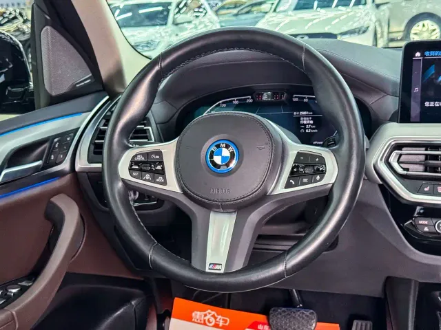 BMW iX3 — Фото автомобиля 11