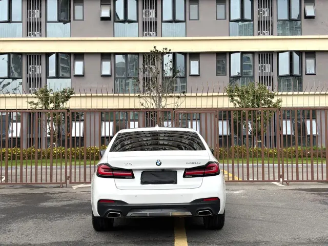 BMW 5 Series — Фото автомобиля 15