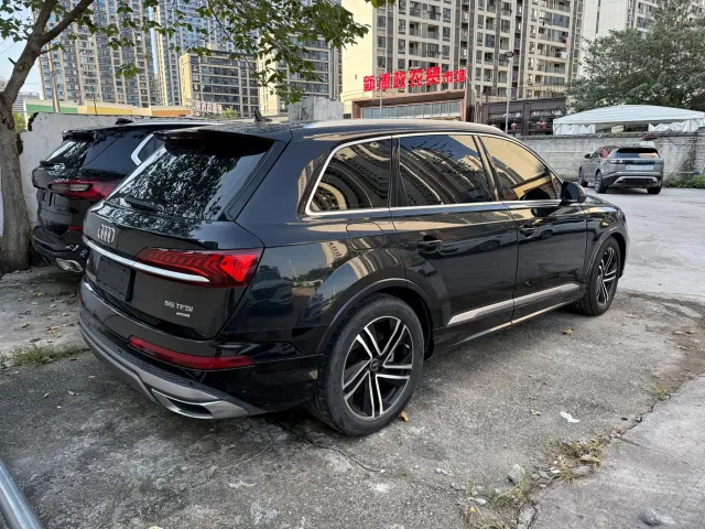 Audi Q7 — Фото автомобиля 9