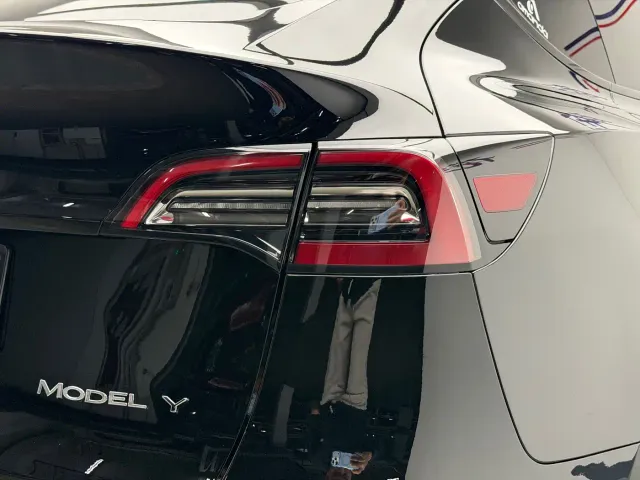Tesla Model Y — Фото автомобиля 22