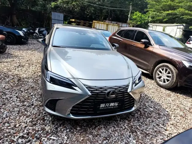 Lexus Lexus ES 2025 300h Ultimate Edition — Фото автомобиля 2