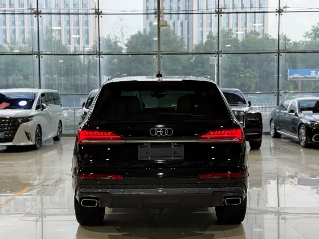 Audi Q7 — Фото автомобиля 24