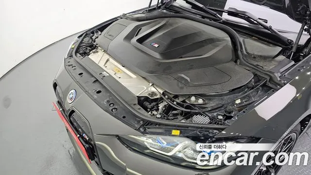 BMW i4 — Фото автомобиля 6