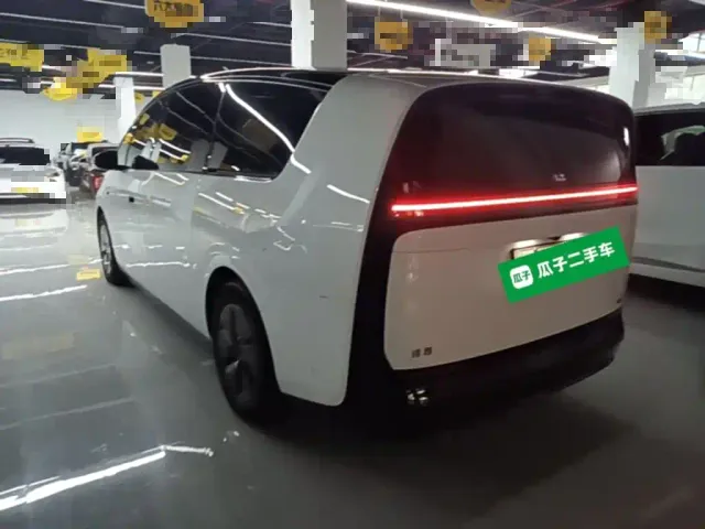 Li Auto MEGA — Фото автомобиля 4