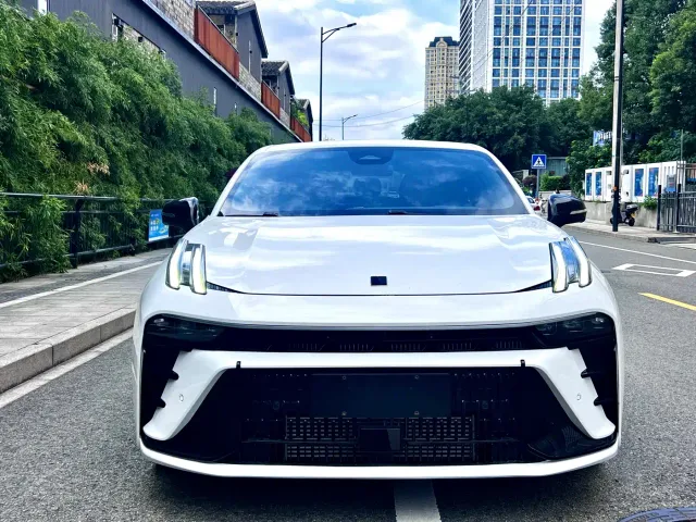 Lynk & Co 03 — Фото автомобиля 2