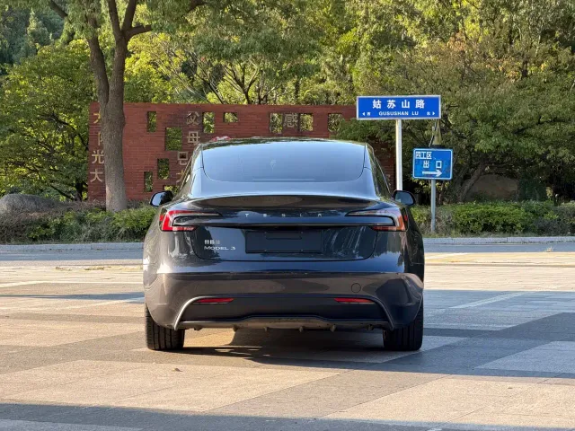 Tesla Model 3 — Фото автомобиля 5