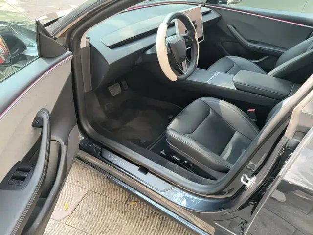 Tesla Model 3 — Фото автомобиля 15