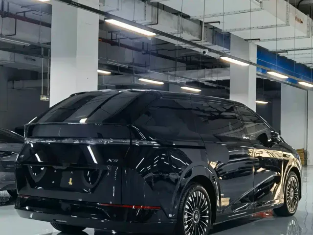 Xpeng X9 — Фото автомобиля 9