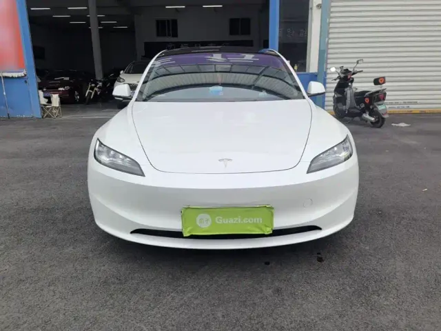Tesla Model 3 — Фото автомобиля 2