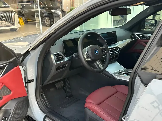 BMW i4 — Фото автомобиля 4