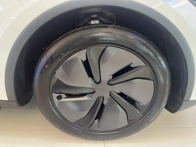 Tesla Model Y — Фото автомобиля 5