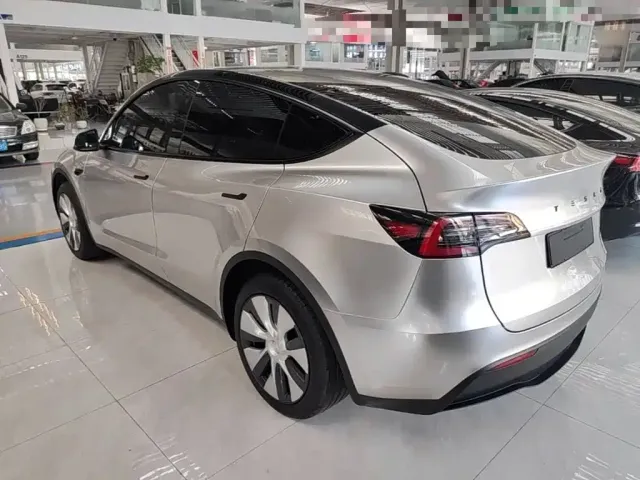 Tesla Model Y — Фото автомобиля 4