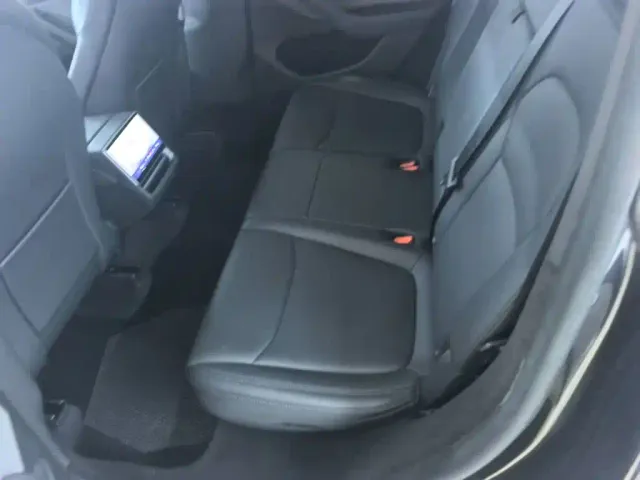 Tesla Model Y — Фото автомобиля 16