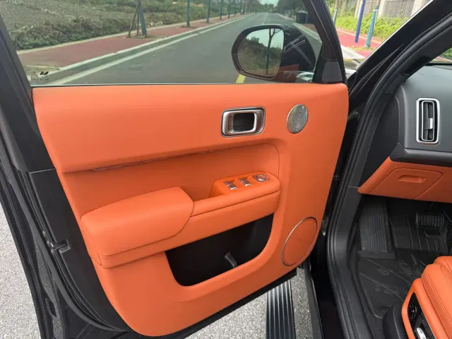 Li Auto L8 — Фото автомобиля 9