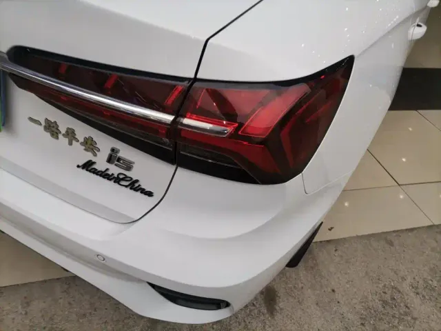 Roewe i5 — Фото автомобиля 23
