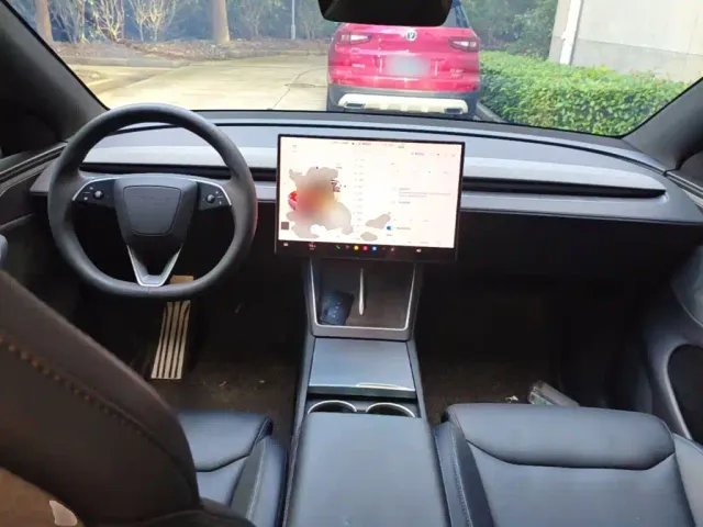 Tesla Model Y L — Фото автомобиля 9