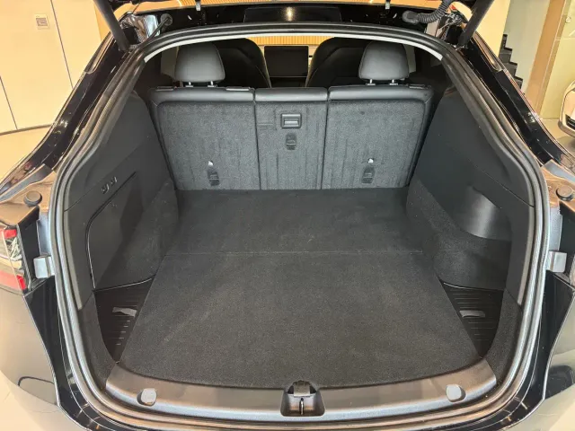 Tesla Model Y — Фото автомобиля 12