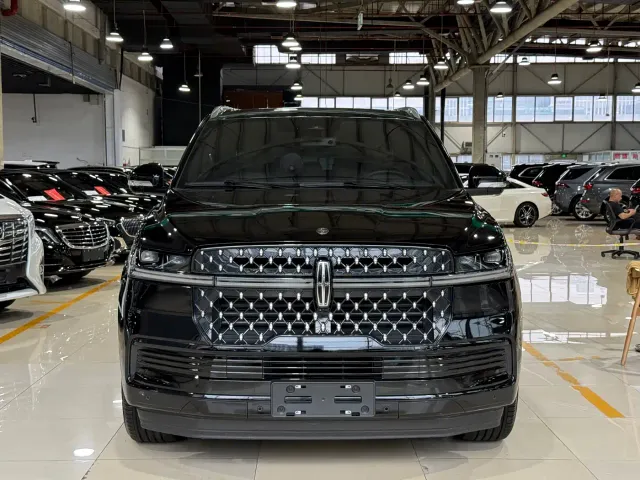 Lincoln Navigator — Фото автомобиля 2