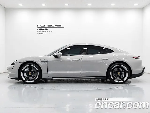 Porsche Taycan — Фото автомобиля 6