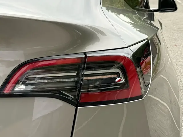 Tesla Model Y 2024 Rear-Wheel Drive Version — Фото автомобиля 5