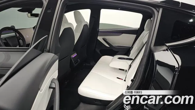 Tesla Model Y — Фото автомобиля 18