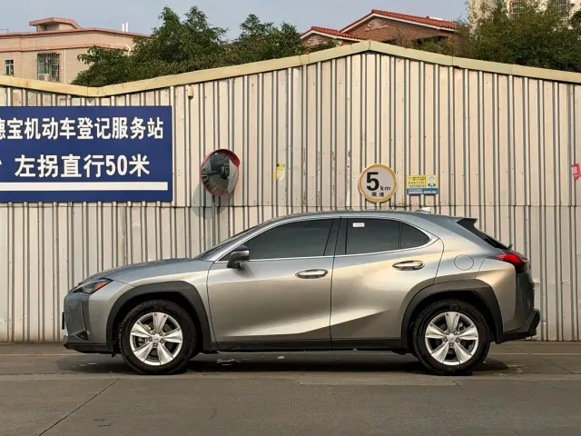 Lexus UX — Фото автомобиля 4