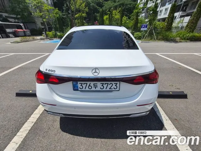 Mercedes-Benz E-Class — Фото автомобиля 4