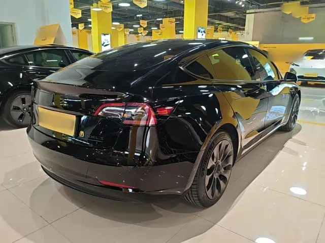 Tesla Model 3 — Фото автомобиля 6