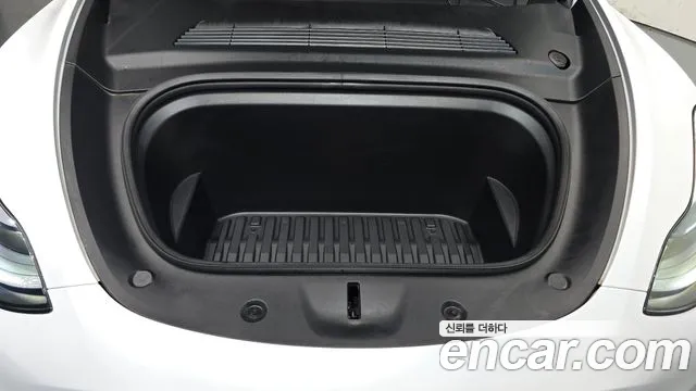 Tesla Model Y — Фото автомобиля 9