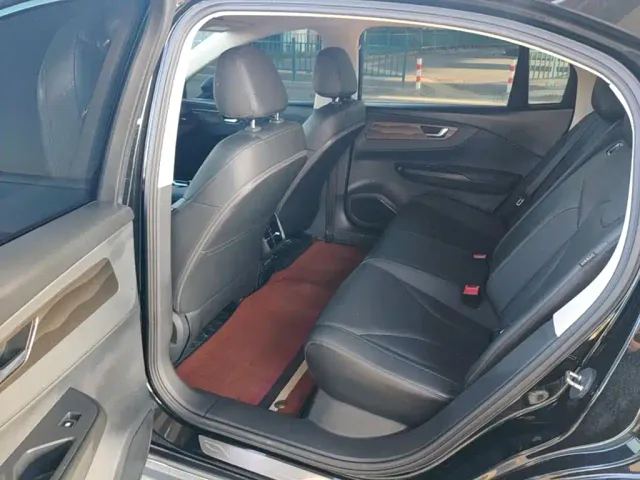 Hongqi E-QM5 — Фото автомобиля 16