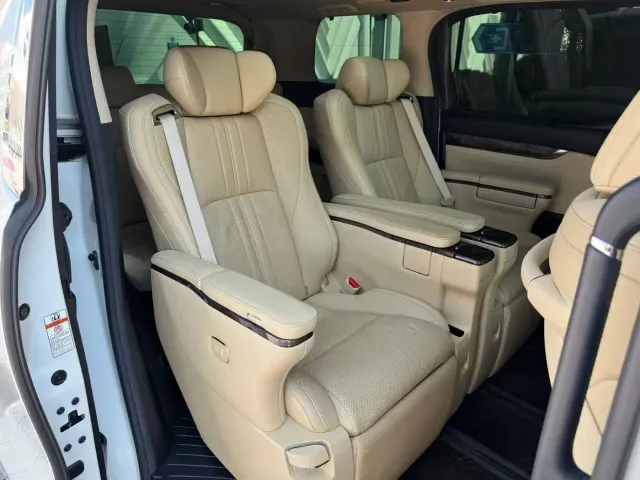 Toyota Alphard — Фото автомобиля 12
