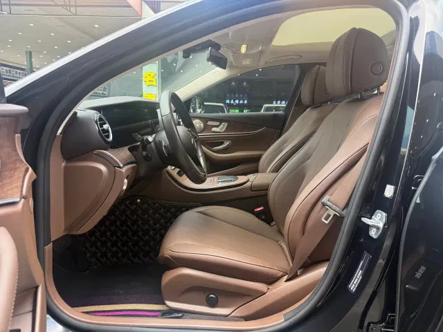 Mercedes-Benz E-Class — Фото автомобиля 12
