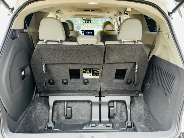 Toyota Sienna — Фото автомобиля 19