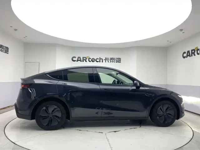 Tesla Model Y — Фото автомобиля 4