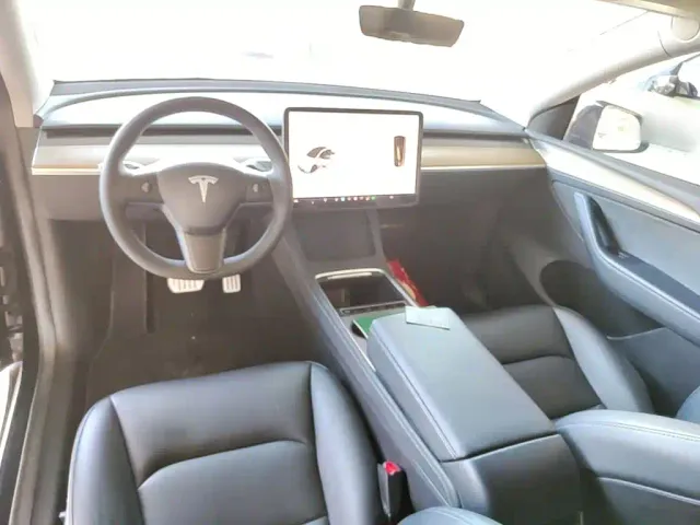 Tesla Model Y — Фото автомобиля 9