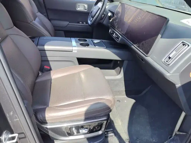Li Auto L8 — Фото автомобиля 24