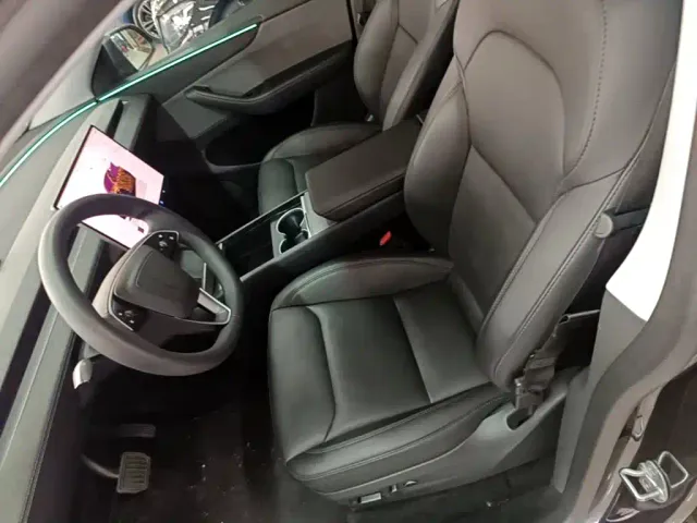 Tesla Model Y — Фото автомобиля 14