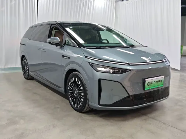 Xpeng X9 — Фото автомобиля 3