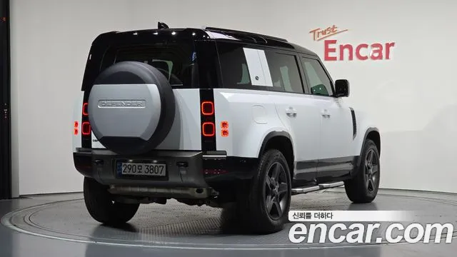 Land Rover Defender Defender (L663) 110 P300 X-Dynamic SE — Фото автомобиля 2