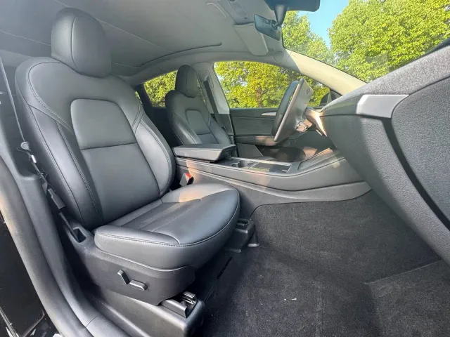 Tesla Model Y — Фото автомобиля 11