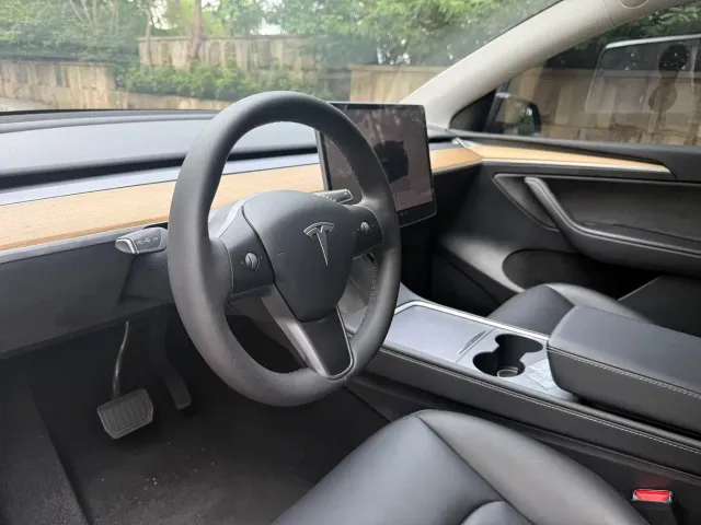 Tesla Model Y — Фото автомобиля 5