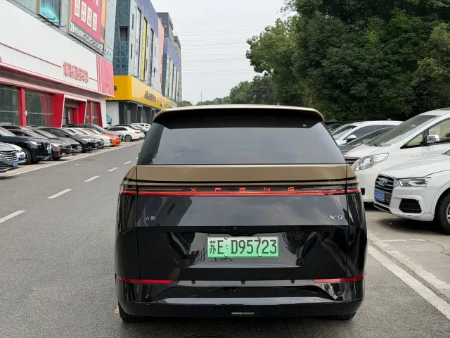 Xpeng X9 — Фото автомобиля 8