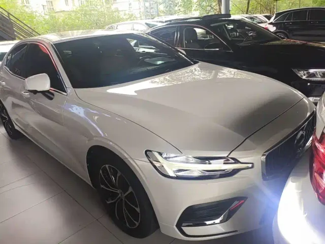 Volvo S60 — Фото автомобиля 3