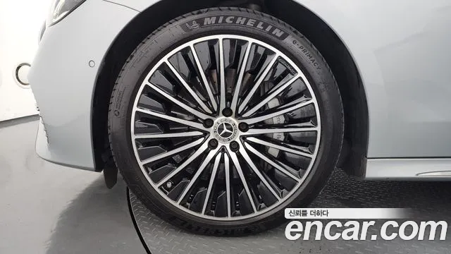 Mercedes-Benz E-Class — Фото автомобиля 5
