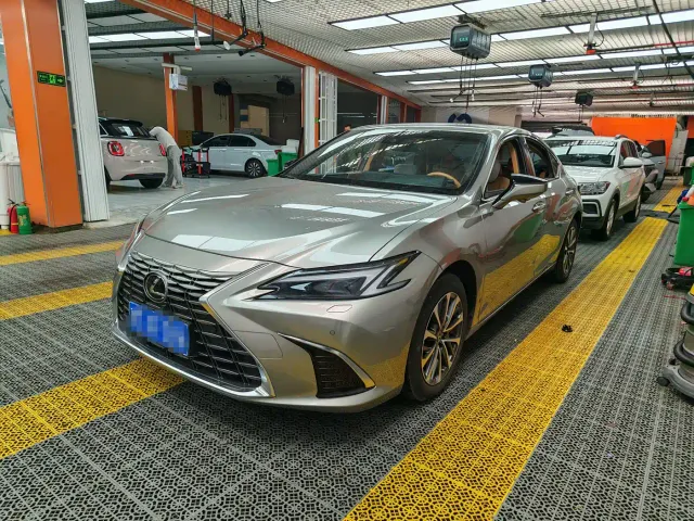 Фотография автомобиля — Lexus ES