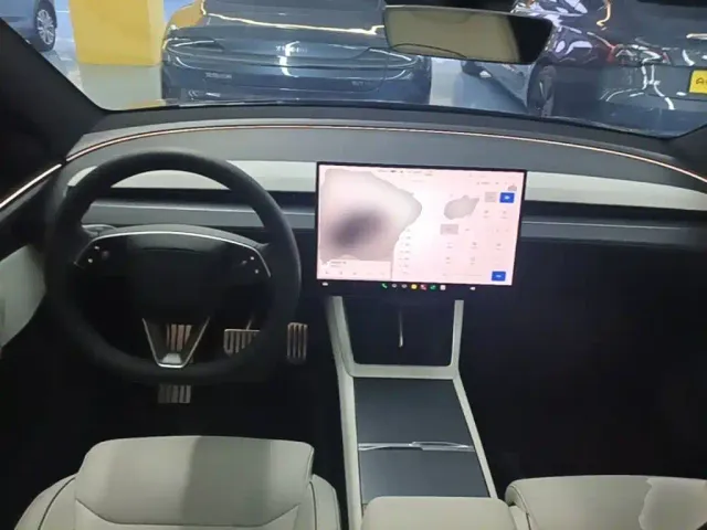 Tesla Model Y L — Фото автомобиля 9